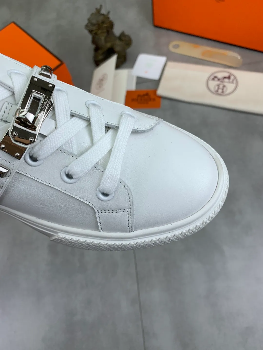 Men's men's shoes 💰P640 New Hermes top version Hermès classic couple style #𝐊𝐞𝐥𝐥𝐲 buckle casual white shoes skateboard shoes that will not conflict with shoes at all. Full of unknowns, Hermès rarely produces flat casual shoes and they are paired with classic palladium-plated Kelly shoe buckles! You'll fall in love with it at first sight. It's super versatile and can be worn with any skirt or pants. 🉑️Close your eyes and wear it. It's super noble. Fabric: Specific cowhide/canvas material. Lining: Sheepskin lining. Outsole: Original molded TPU outsole. Size: 35-45.